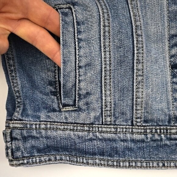 American Eagle Women's Classic Denim Jacket Button Down Faded Blue Wash Size M - Picture 9 of 15